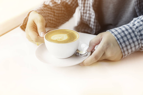 жінка рука з чашкою кави
 - Фото, зображення