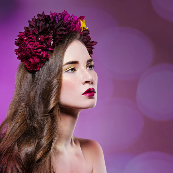Menina bonita com flores na cabeça
 - Foto, Imagem