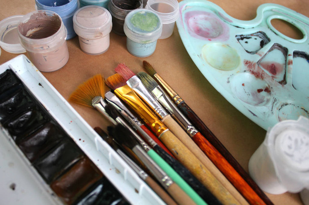 sulu boya, guaj, akrilik, fırça ve palet - Fotoğraf, Görsel