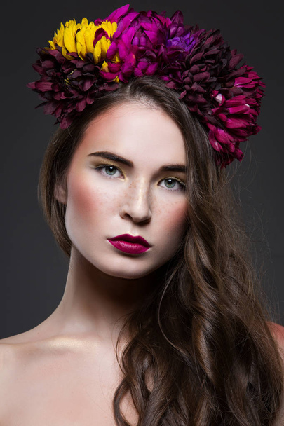 Hermosa chica con flores en la cabeza
 - Foto, Imagen