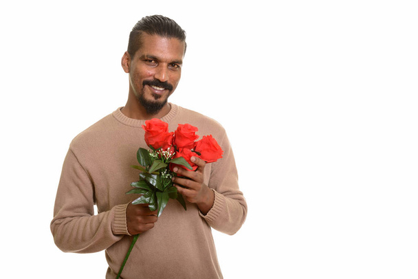 Boldog indiai fiatalember gazdaság piros rózsák készen áll a Valentin-d - Fotó, kép