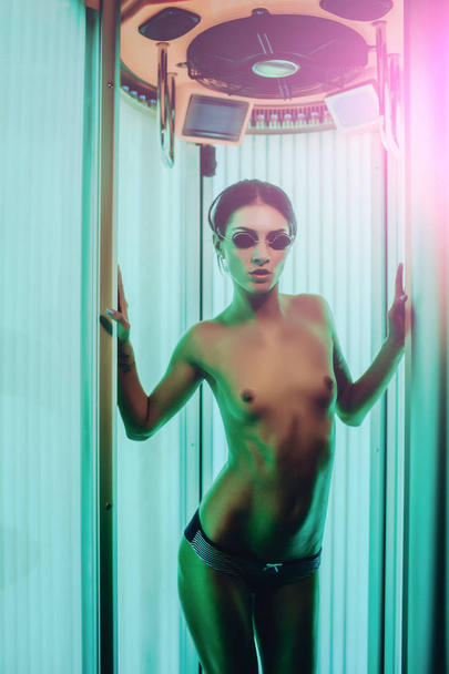 pretty naked woman with sexy body in solarium - Fotoğraf, Görsel
