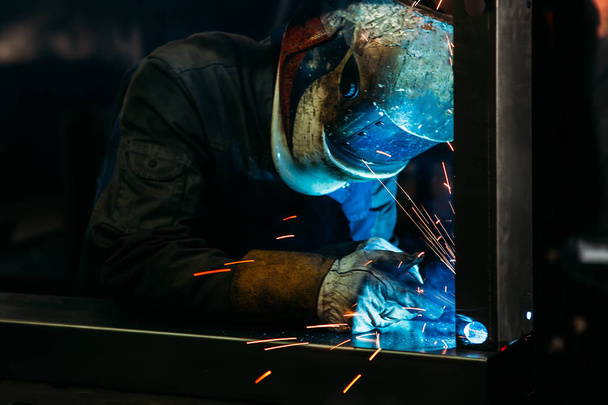sparks while welder uses torch to welding - Foto, Imagem