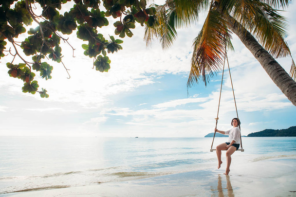 Happy woman on a swing tropical island - Foto, Imagem
