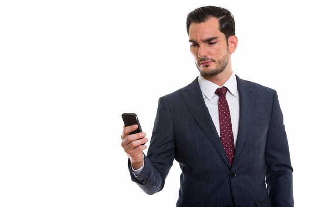 Студійний знімок молодого гарного бізнесмена за допомогою мобільного телефону
 - Фото, зображення