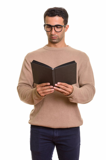 Nuori komea valkoihoinen mies lukeminen kirja
  - Valokuva, kuva