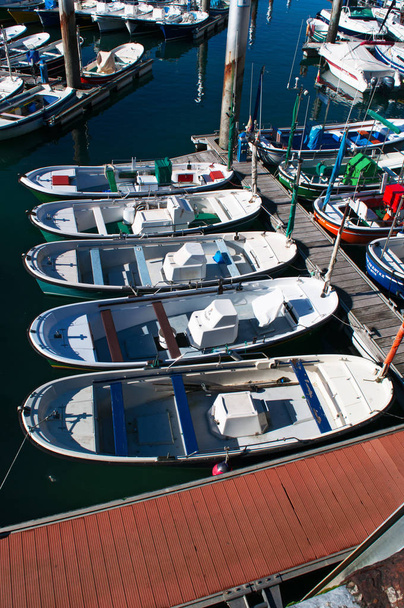 Baskijski kraj, Hiszpania: łodzie w porcie starego miasta, nad brzegiem morza w Donostia San Sebastian, nadmorskie miasto w Zatoce Biskajskiej  - Zdjęcie, obraz