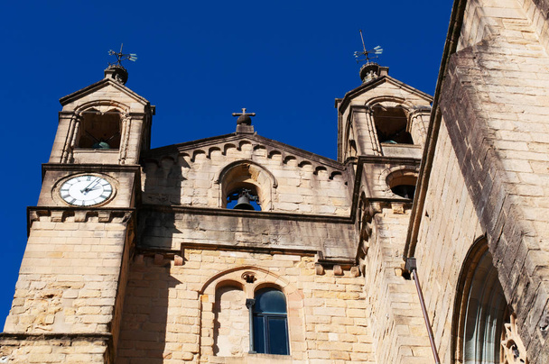 Donostia-San Sebastian: weergave van San Vicente kerk, gebouwd tussen de 15e en 16e eeuw, is een van de meest typische kerken van San Sebastian, in de oude stad - Foto, afbeelding