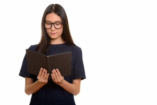 Nuori kaunis aasialainen teini tyttö lukeminen kirja  - Valokuva, kuva