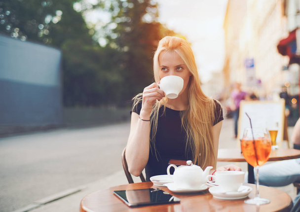 Urocza dziewczyna blondynka z filiżanką herbaty - Zdjęcie, obraz