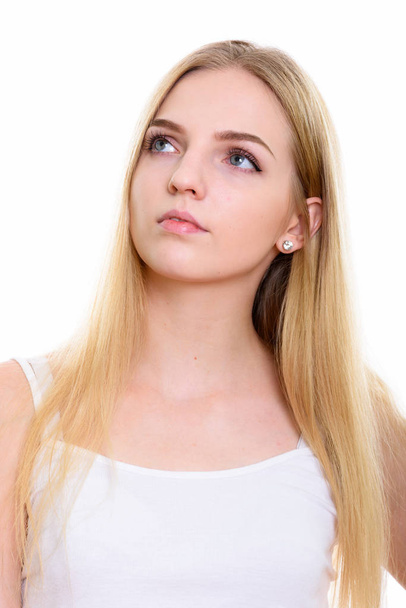 Πρόσωπο της νεαρής όμορφης έφηβης σκέφτεται ενώ κοιτάζει ψηλά - Φωτογραφία, εικόνα