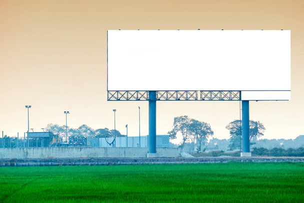 Порожній рекламний щит з небом на заході сонця готовий до нової реклами
. - Фото, зображення