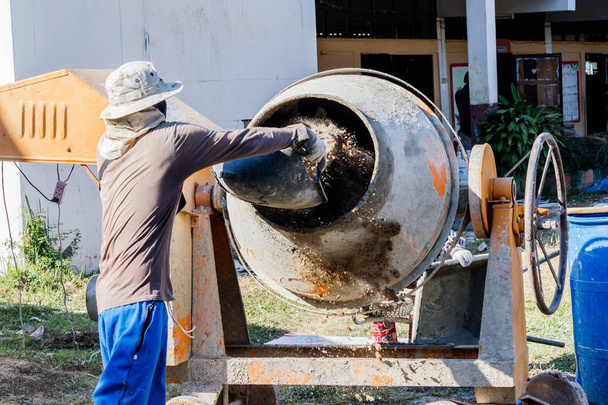 εργάτης οικοδομών ανάμιξη τσιμέντου - Φωτογραφία, εικόνα