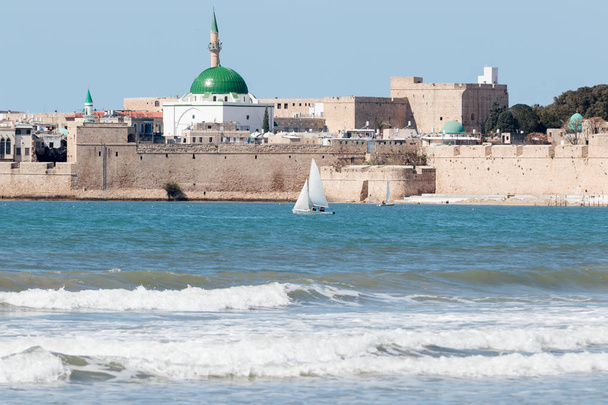 Mezquita de Al-Muallaq y la muralla de la fortaleza del antiguo Acre
 - Foto, Imagen