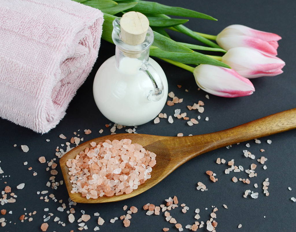Ingrédients naturels pour gommage au sel fait maison
 - Photo, image
