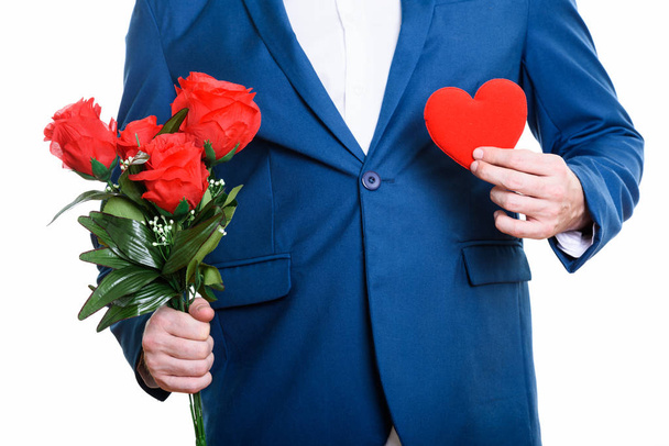 Studioaufnahme eines Geschäftsmannes mit roten Rosen und Herz - Foto, Bild