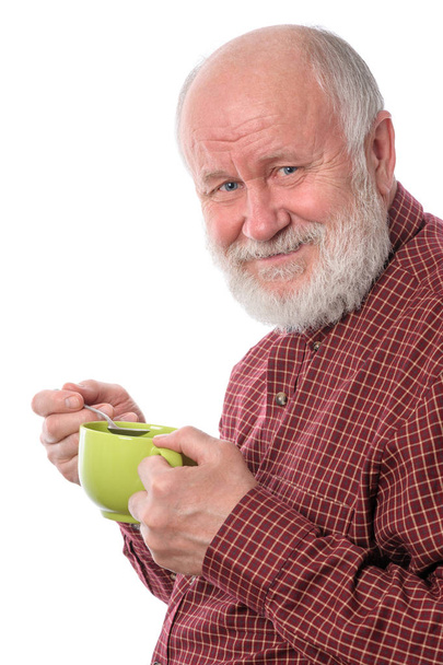 Cheerfull homem sênior com copo verde, isolado em branco
 - Foto, Imagem