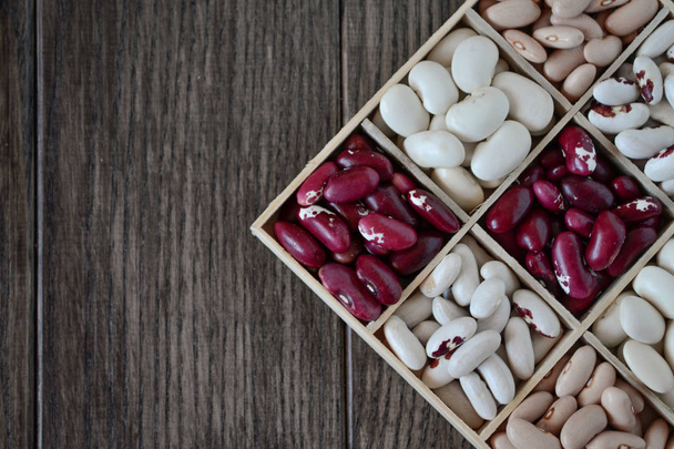 Assortiment de haricots dans une boîte en bois
 - Photo, image
