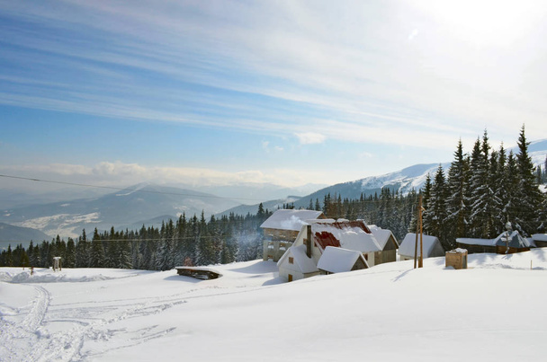 Pista en la estación de esquí
 - Foto, Imagen