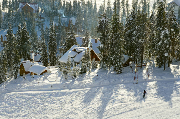 Pista en la estación de esquí
 - Foto, Imagen