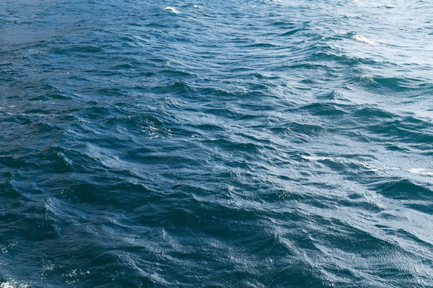 Vista del paisaje marino con olas azules
 - Foto, imagen