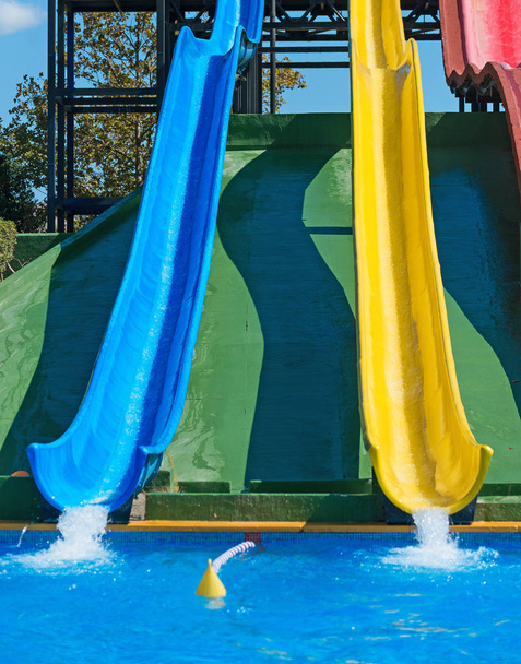Coloridos toboganes de plástico en el parque acuático
. - Foto, Imagen