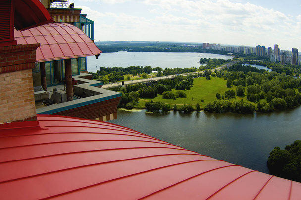 Vista da cidade e da área circundante a partir dos telhados dos edifícios
 - Foto, Imagem