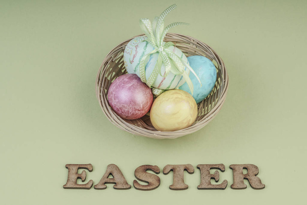 Sepette renkli paskalya yumurtaları - Fotoğraf, Görsel
