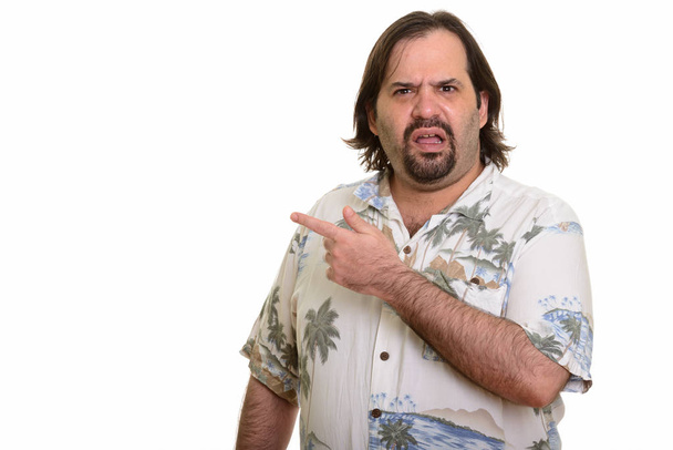 Enojado gordo caucásico hombre apuntando dedo listo para vacaciones - Foto, Imagen