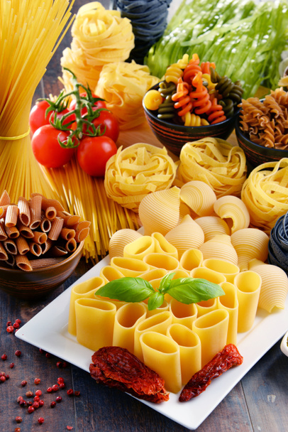 Composizione con diversi tipi di pasta sul tavolo della cucina - Foto, immagini