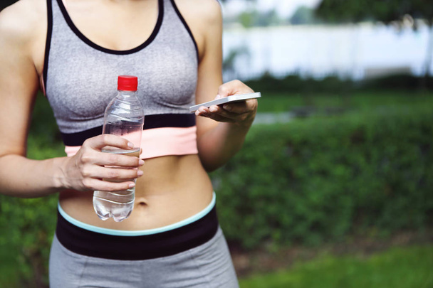 Fitness athlete woman resting drinking water - Valokuva, kuva