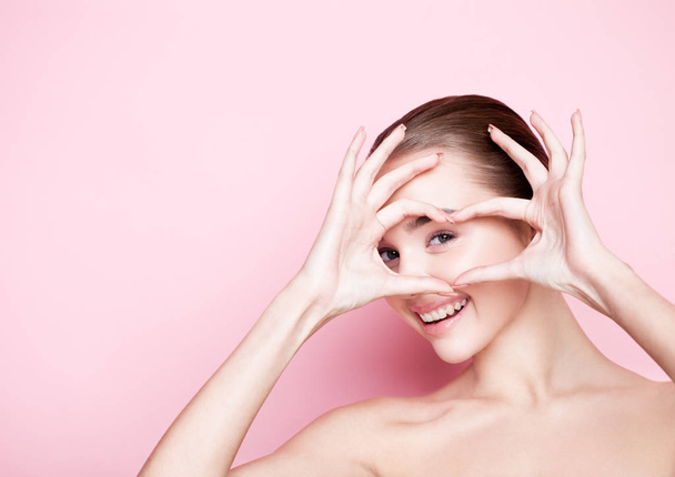 Beautyl girl natural makeup spa skin care on pink - Φωτογραφία, εικόνα