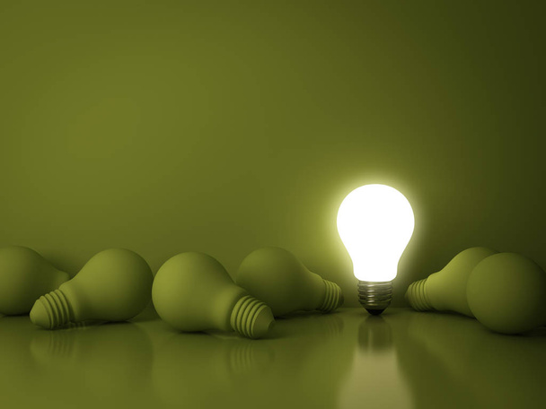 Одна светящаяся лампочка выделяется из мертвых ламп накаливания на зеленом фоне с отражением, индивидуальность и различные творческие идеи бизнес-концепции
 - Фото, изображение
