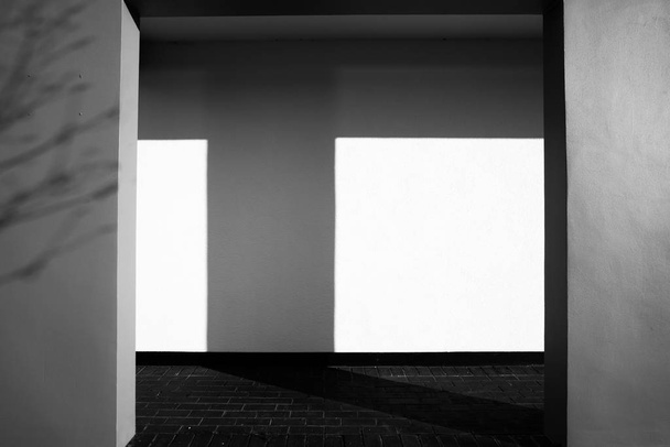 Άδειο ιστορικό χώρο - μαύρο και άσπρο τοίχο - Φωτογραφία, εικόνα