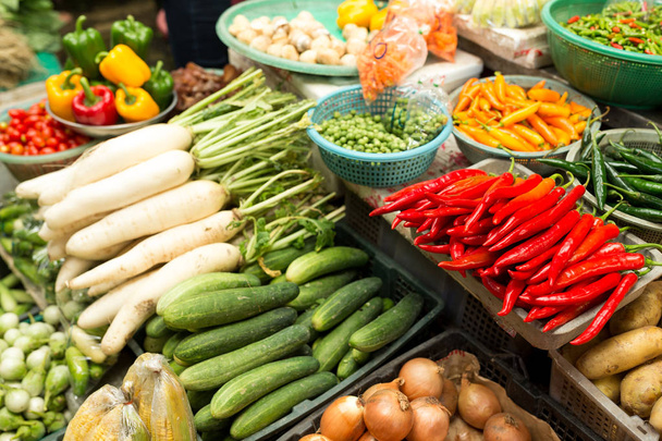 frisches und biologisches Gemüse auf Bauernmarkt - Foto, Bild