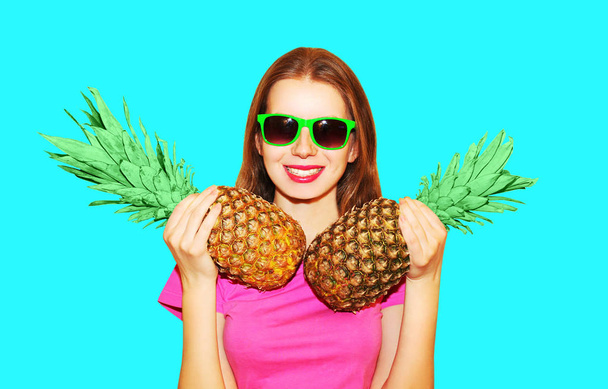 Fashion portrait pretty smiling woman and two pineapple in sungl - Foto, Imagem