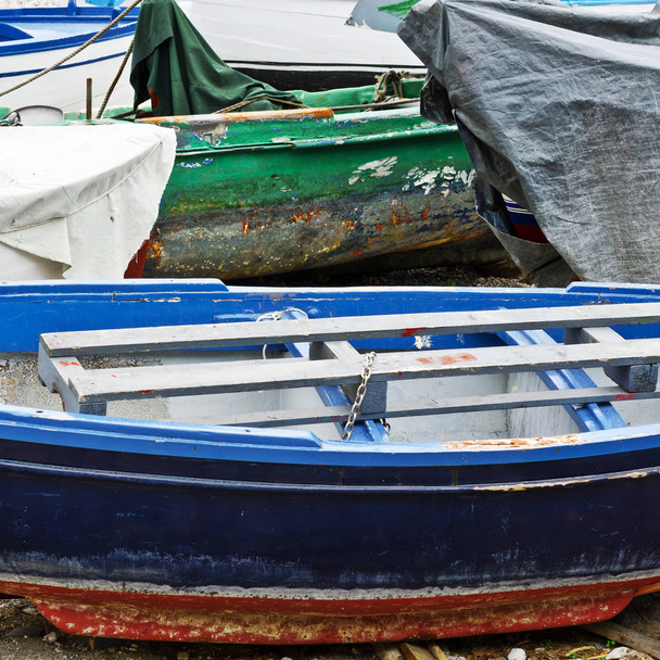 Пошарпаний дерев'яні човни
  - Фото, зображення