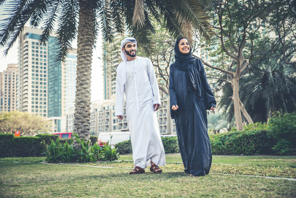 Arabian couple dating - Foto, Imagen