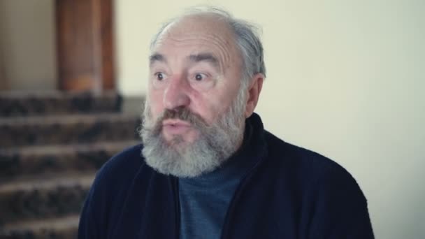 Irritated old man shouting emitionally in 4K - Video, Çekim