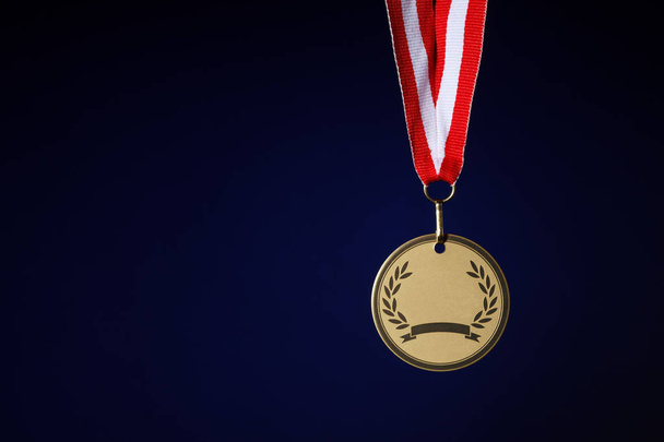 Medalla deportiva sobre fondo oscuro
. - Foto, imagen