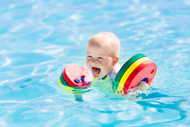pequeño niño jugando en la piscina
 - Foto, imagen