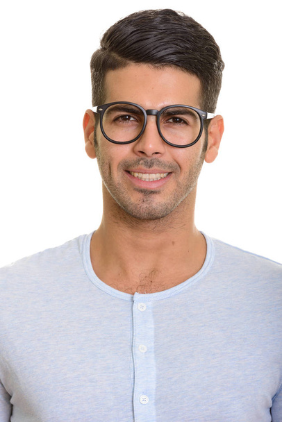 Rostro de joven feliz hombre persa sonriendo con anteojos  - Foto, imagen