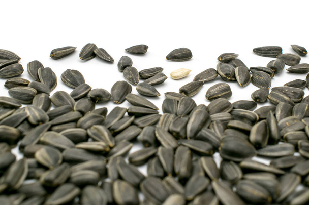 Μαύρο σπόρους σε ένα λευκό - Φωτογραφία, εικόνα