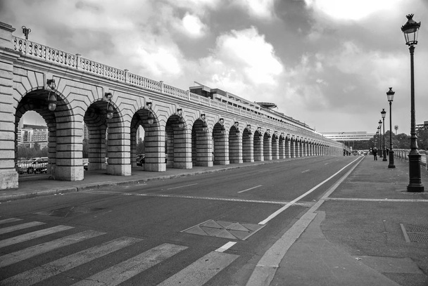 Мост Берси, мост через Сену, Париж, Франция. черно-белая уличная фотография
 - Фото, изображение