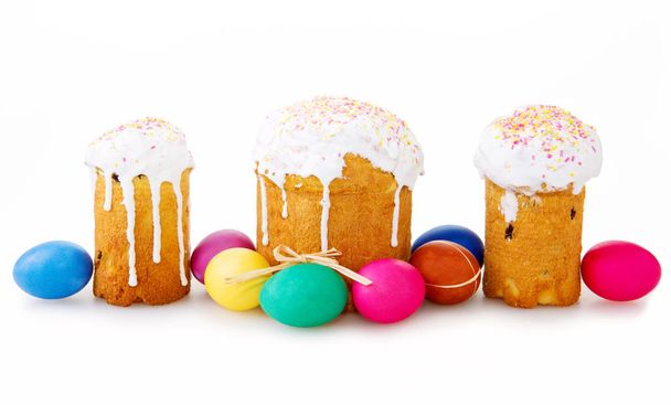 Tres pasteles de Pascua y huevos de Pascua sobre fondo blanco
. - Foto, imagen
