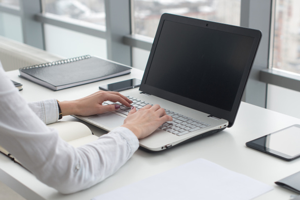 Üzletasszony gépelés a laptopon a munkahelyen  - Fotó, kép
