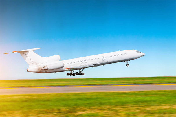 Weißes russisches Flugzeug hebt bei klarem Himmel vom Flughafen ab - Foto, Bild