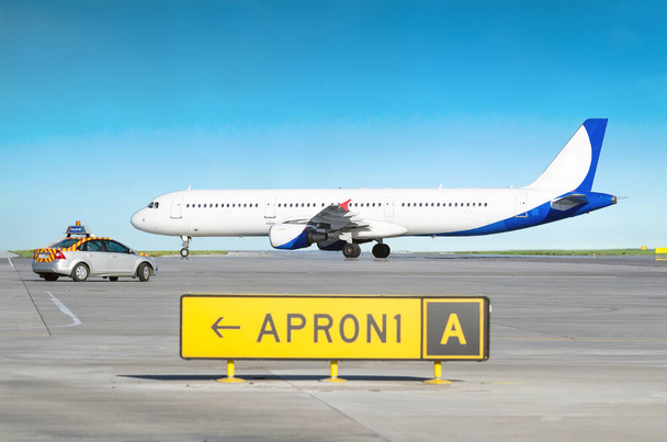 Letadla na letišti po přistání a letiště servisní vůz s nápisem za mnou - Fotografie, Obrázek