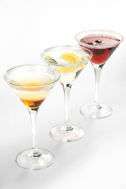 cocktails alcoolisés et boissons gazeuses sur fond blanc
 - Photo, image