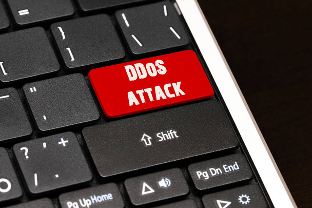 Siyah klavye kırmızı girin düğmesini DDoS saldırı - Fotoğraf, Görsel